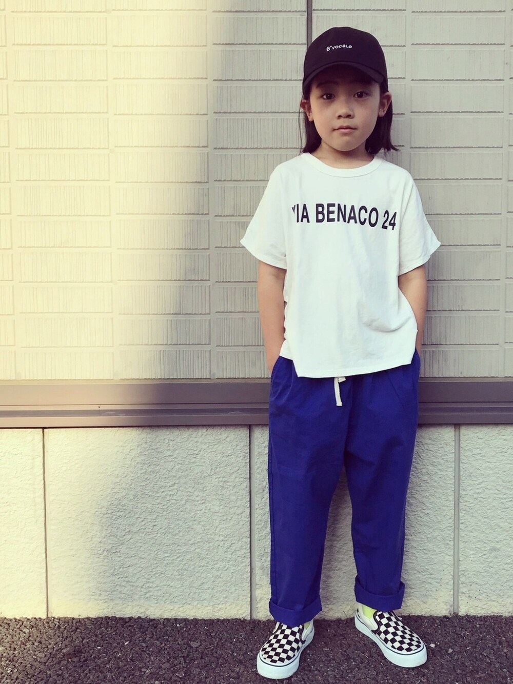 「キャップ、6vocale、VANS、スリッポン」｜「こども ビームスの6°vocaLe / アドレス Tシャツ 20（130～150㎝）（Tシャツ/カットソー、ホワイト系）」を使った、eightmaaanさん（キッズ・125cm）の夏コーディネートの1枚目の写真