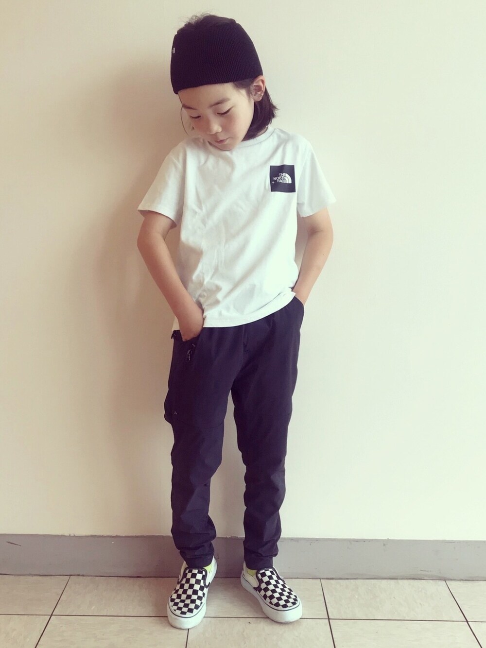 「モノトーン、thenorthface、ヘアハンド、VANS、スリッポン」｜「こども ビームスのRE/SP / テックパンツ  (130～140cm)（その他パンツ、ブラック系）」を使った、eightmaaanさん（キッズ・125cm）の夏コーディネートの1枚目の写真
