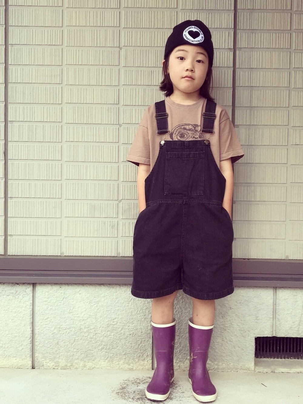 「ET、サロペット、レインブーツ」｜「young doubleのアイテム（Tシャツ/カットソー、ブラウン系）」を使った、eightmaaanさん（キッズ・125cm）の夏コーディネートの1枚目の写真