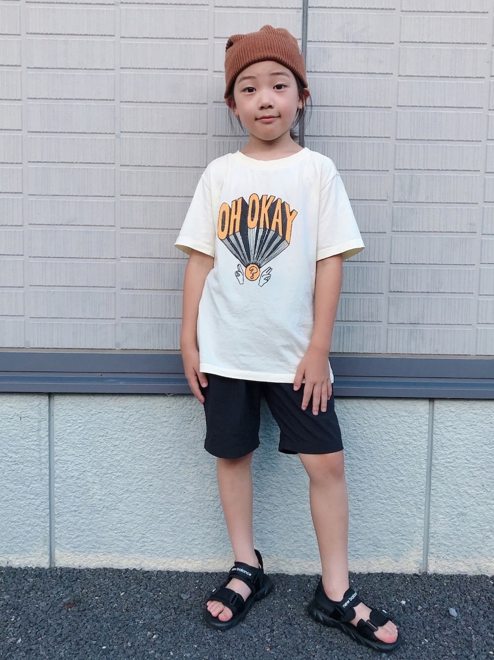 「キッズファッション、ショートパンツ、ニット帽、ニューバランス、サンダル」｜「こども ビームスのARCH&LINE / ナイロン OX ショーツ 20（100～145cm）（その他パンツ、ブラック系）」を使った、eightmaaanさん（キッズ・125cm）の夏コーディネートの1枚目の写真