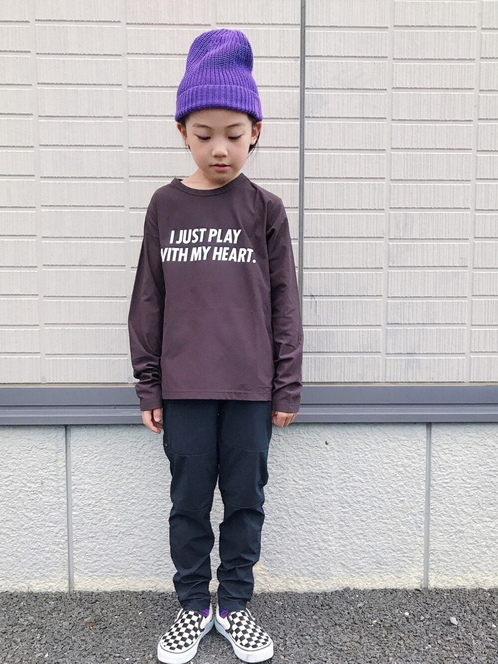 「秋のコーデ、秋服準備はじめました、ニット帽、ブラック×パープル、RESP、スポーツミックス、VANS、スリッポン」｜「こども ビームスのRE/SP / メッセージ ロングスリーブ Tシャツ 20（130～160㎝）（Tシャツ/カットソー、ブラック系）」を使った、eightmaaanさん（キッズ・130cm）の秋コーディネートの1枚目の写真