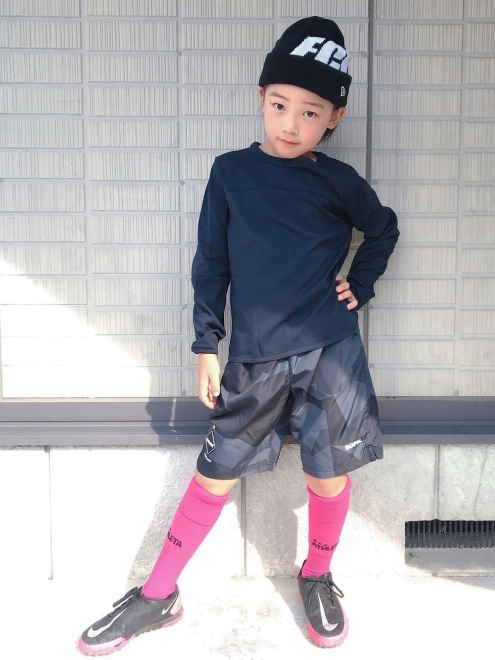 「スポーツミックス、サッカー、F.C.R.B.、SOPH.」｜「F.C.Real Bristol for KidsのNEWERA FCRB CUFF KNIT CAP（ニットキャップ/ビーニー、ブラック系）」を使った、eightmaaanさん（キッズ・130cm）の秋コーディネートの1枚目の写真