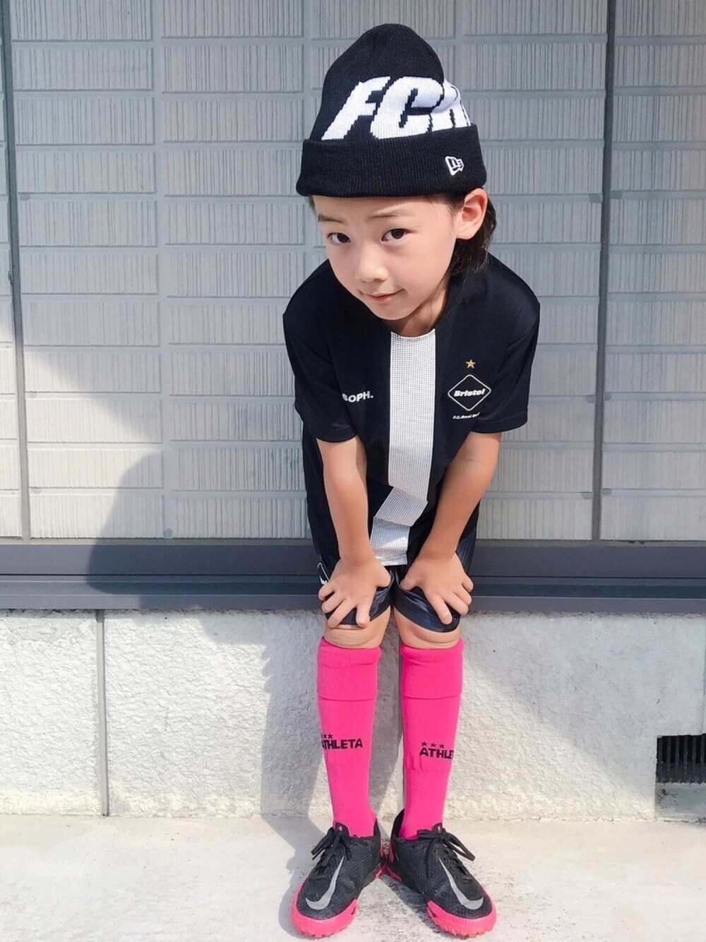 「サッカー、スポーツミックス、F.C.Real Bristol、ニット帽、SOPH.、ニューエラ、NEW ERA」｜「F.C.Real Bristol for KidsのNEWERA FCRB CUFF KNIT CAP（ニットキャップ/ビーニー、ブラック系）」を使った、eightmaaanさん（キッズ・130cm）の秋コーディネートの1枚目の写真