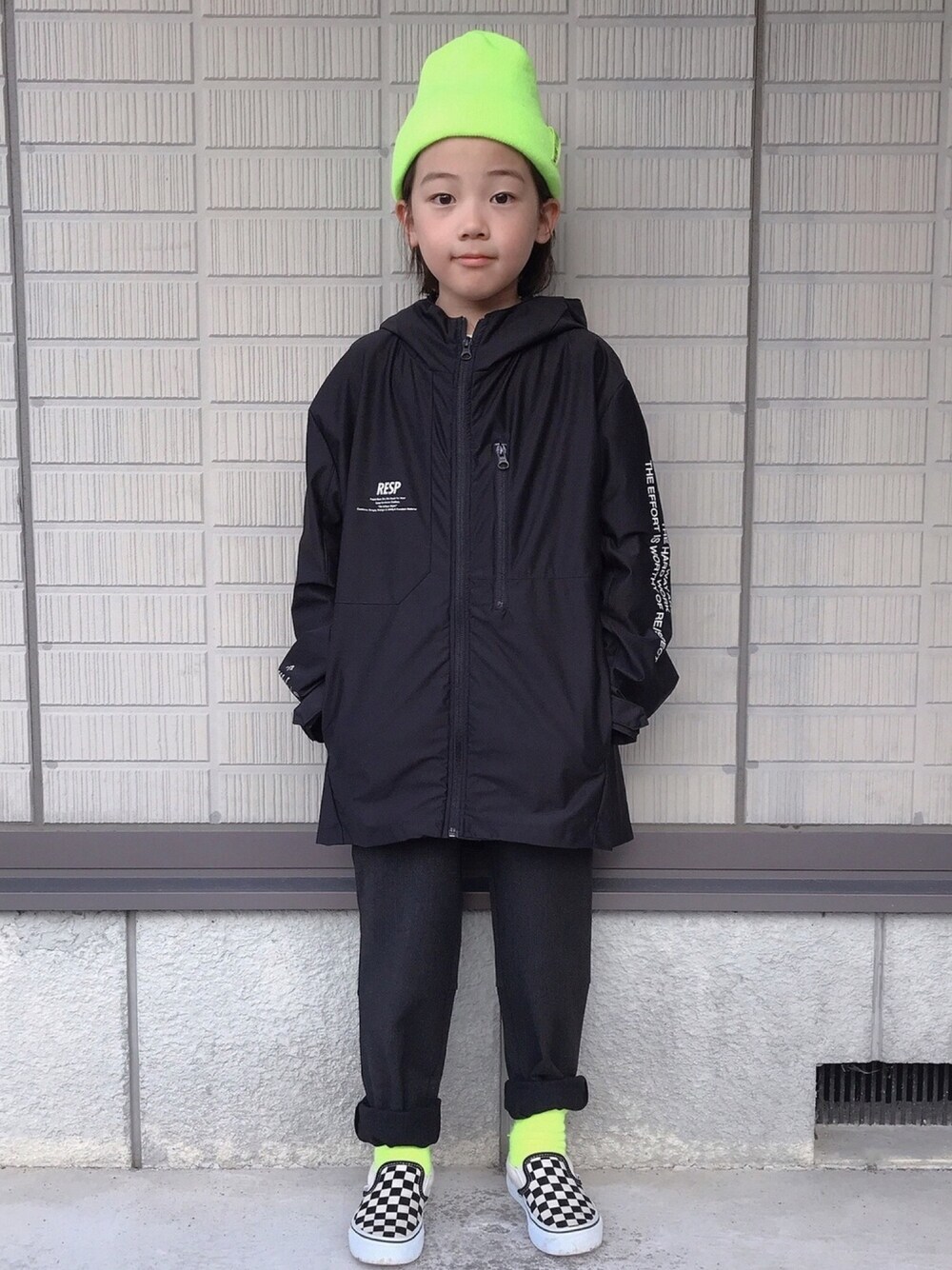 「ニット帽、シンプル、RESP、スポーツミックス、VANS、ネオンカラー」｜「RE/SPのRE/SP Window Mountain parka / アールイーエスピー ウインドーマウンテンパーカー（マウンテンパーカー、ブラック系）」を使った、eightmaaanさん（キッズ・128cm）の秋コーディネートの1枚目の写真