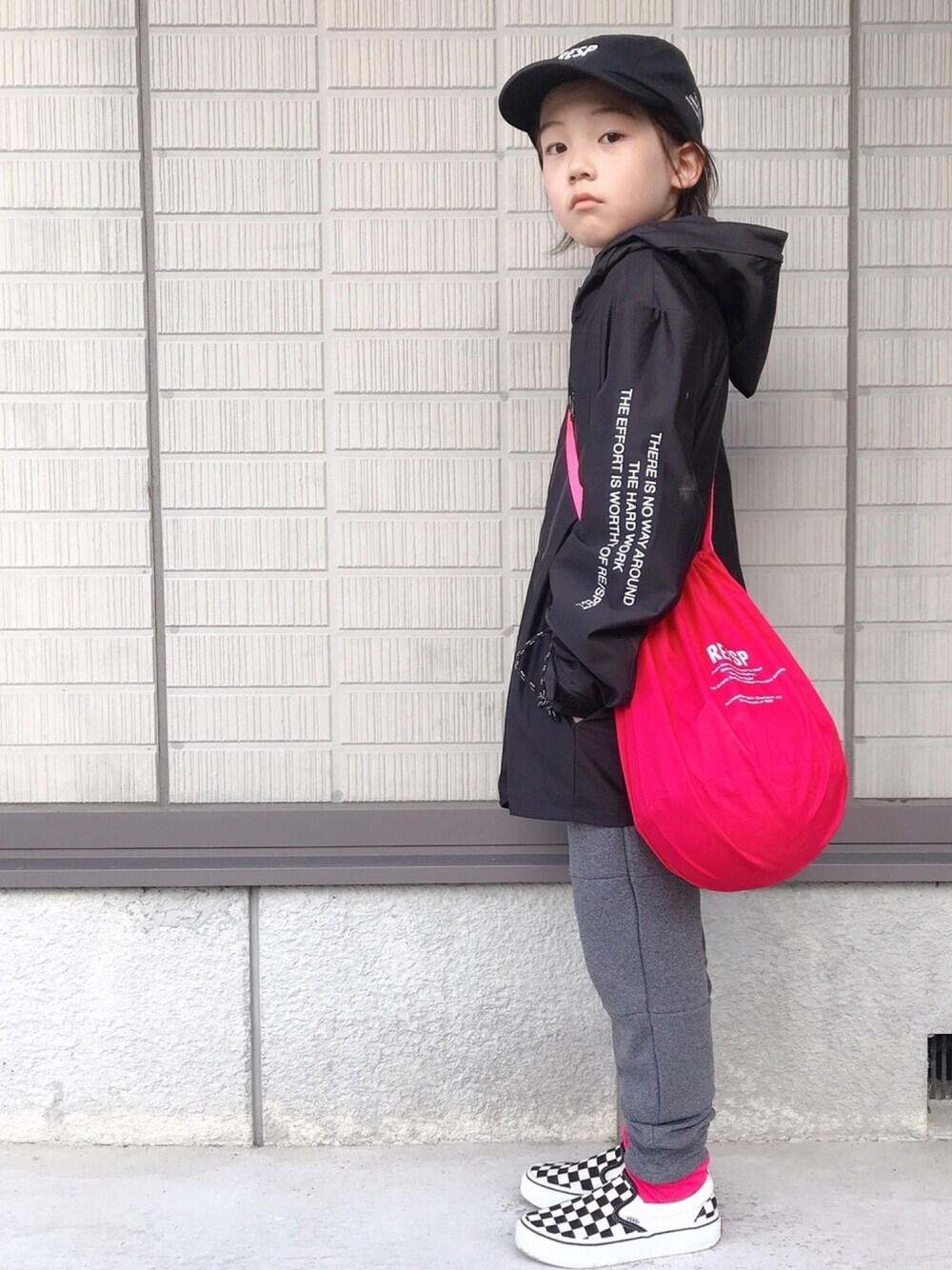 「RESP、グレー×ピンク、キャップ、スポーツミックス」｜「RE/SPのRE/SP Jet cap / アールイーエスピー ジェットキャップ（キャップ、ブラック系）」を使った、eightmaaanさん（キッズ・128cm）の秋コーディネートの1枚目の写真