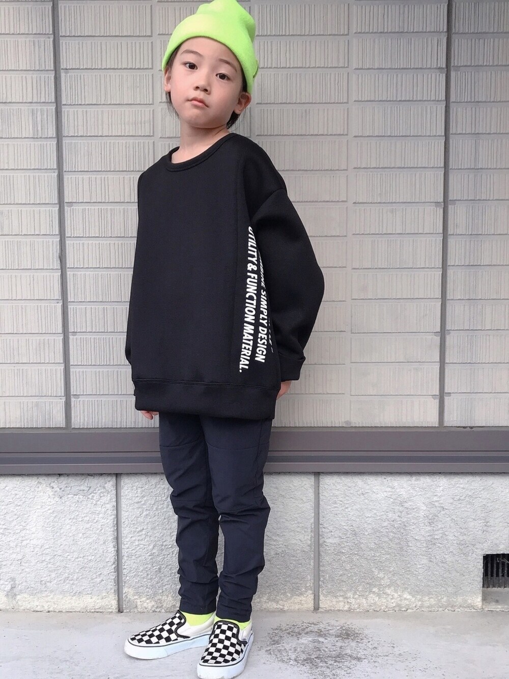 「スウェット、休日スタイル、カジュアルコーデ、男の子コーデ、ネオンカラー、RESP、VANS、スリッポン」｜「RE/SPのRE/SP Warm Cruz Sweat / アールイーエスピー ウォームクルースウェット（スウェット、ブラック系）」を使った、eightmaaanさん（キッズ・128cm）の秋コーディネートの1枚目の写真