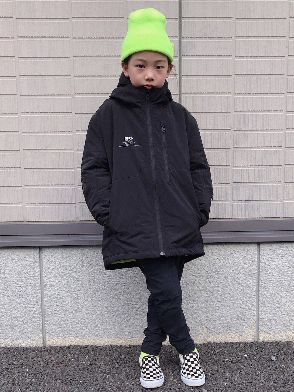 「アウター、RESP、ニット帽、モノトーン、ネオンカラー、VANS」｜「RE/SPのRE/SP TEC Bench Warm Hoodie JK / アールイーエスピー テックベンチウォームフーデットジャケット（ナイロンジャケット、ブラック系）」を使った、eightmaaanさん（キッズ・128cm）の秋コーディネートの1枚目の写真
