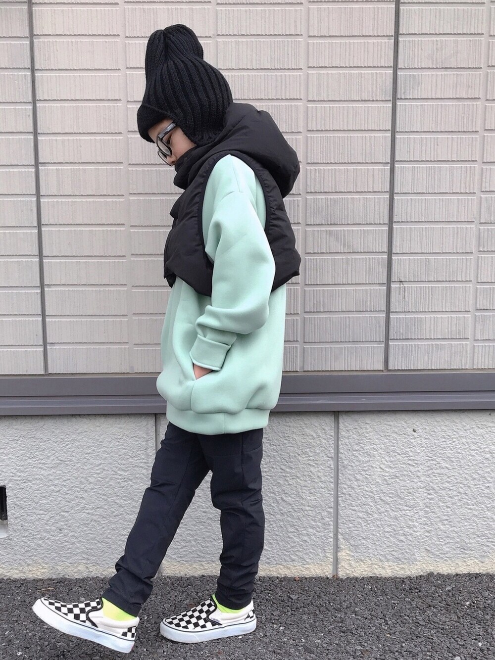 「ダウンベスト、ニット帽、スウェット、mounten、VANS、スリッポン、きれいめカジュアル」｜「こども ビームスのRE/SP / テックパンツ  (130～140cm)（その他パンツ、ブラック系）」を使った、eightmaaanさん（キッズ・128cm）の秋コーディネートの1枚目の写真