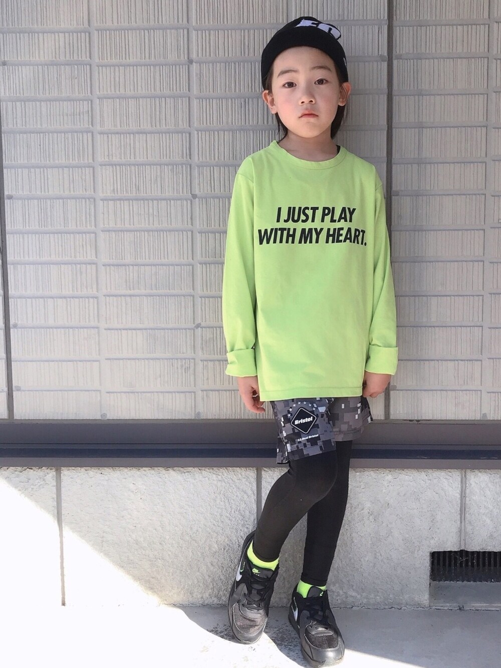 「F.C.R.B.、F.C.Real Bristol、RESP、ニット帽、ネオンカラー、ネオンイエロー、ロンT、ナイキ、エアマックス」｜「RE/SPのRE/SP Message Long sleeve Tee / アールイーエスピー メッセージロングスリーブTシャツ（Tシャツ/カットソー、グリーン系）」を使った、eightmaaanさん（キッズ・128cm）の秋コーディネートの1枚目の写真