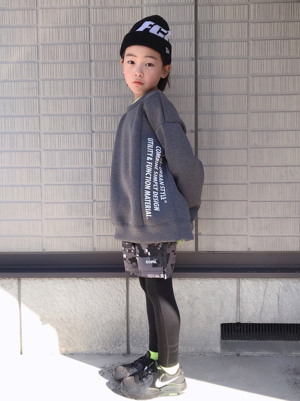「スウェット、ニット帽、レギンス、F.C.R.B.、F.C.Real Bristol、RESP、ナイキ、エアマックス、ニューエラ」｜「RE/SPのRE/SP Warm Cruz Sweat / アールイーエスピー ウォームクルースウェット（スウェット、グレー系）」を使った、eightmaaanさん（キッズ・128cm）の秋コーディネートの1枚目の写真