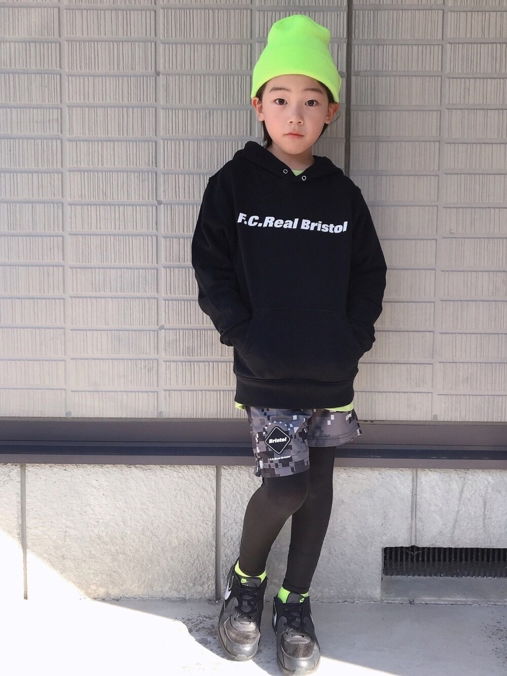 「パーカー、ニット帽、ネオンカラー、ネオンイエロー、F.C.R.B.、F.C.Real Bristol、ナイキ、エアマックス」｜「F.C.Real Bristol for KidsのAUTHENTIC LOGO PULLOVER HOODIE（パーカー、ブラック系）」を使った、eightmaaanさん（キッズ・128cm）の秋コーディネートの1枚目の写真