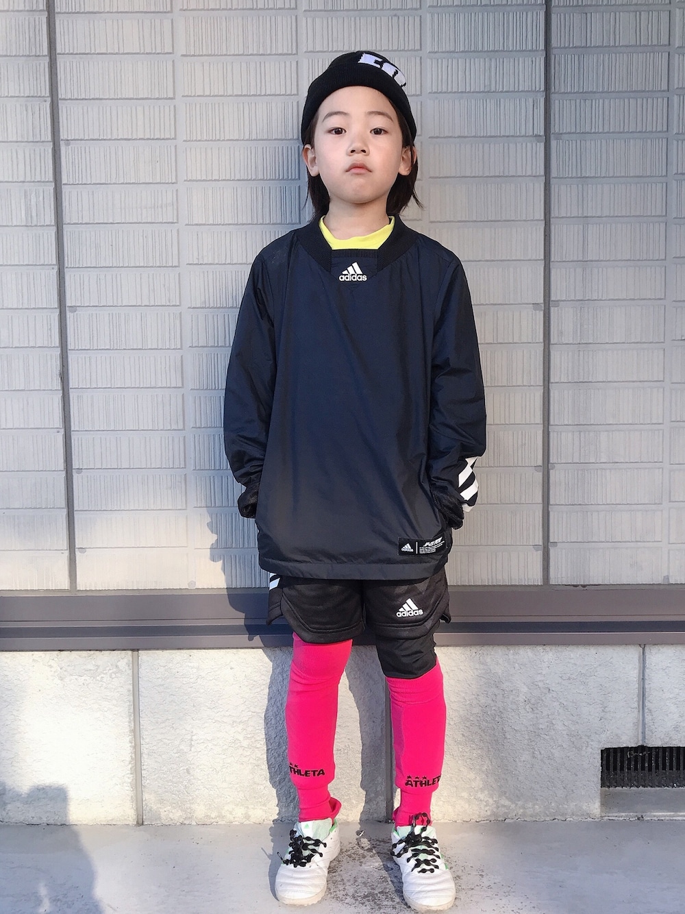 「adidas、サッカー、ニット帽、スポーツミックス」｜「F.C.Real Bristol for KidsのNEWERA FCRB CUFF KNIT CAP（ニットキャップ/ビーニー、ブラック系）」を使った、eightmaaanさん（キッズ・128cm）の秋コーディネートの1枚目の写真