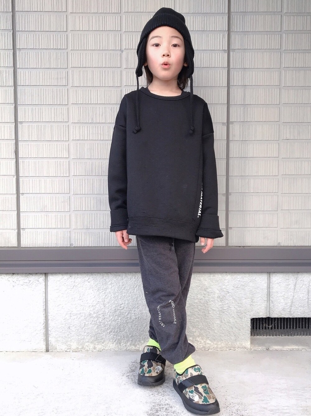 「ニット帽、スウェット、スウェットパンツ、THE NORTH FACE、ブラックコーデ、オールブラック」｜「BEAMSのBEAMS / イヤーフラップ ヘアバンド（ヘアバンド、ブラック系）」を使った、eightmaaanさん（キッズ・130cm）の冬コーディネートの1枚目の写真