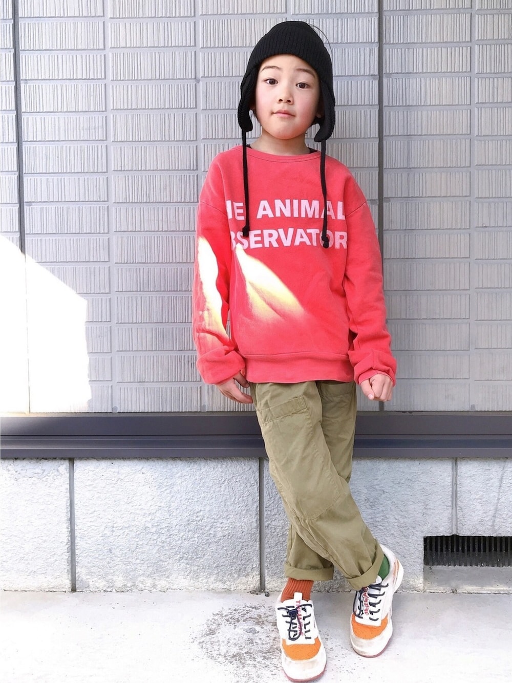 ホワイト系のスニーカー、ブラック系のヘアバンドを着用したキッズの冬コーディネートの1枚目の写真