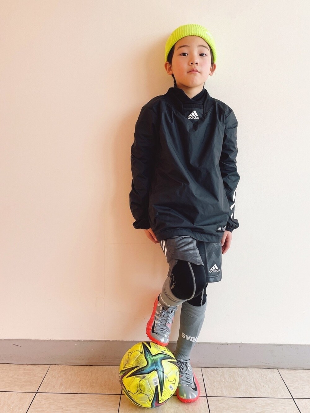 「adidas、ナイキ、ニット帽、サッカー」｜「NIKEのナイキ SB スケートボード フィッシャーマン ビーニー / ニット帽 / NIKE（ニットキャップ/ビーニー、グリーン系）」を使った、eightmaaanさん（キッズ・130cm）の冬コーディネートの1枚目の写真