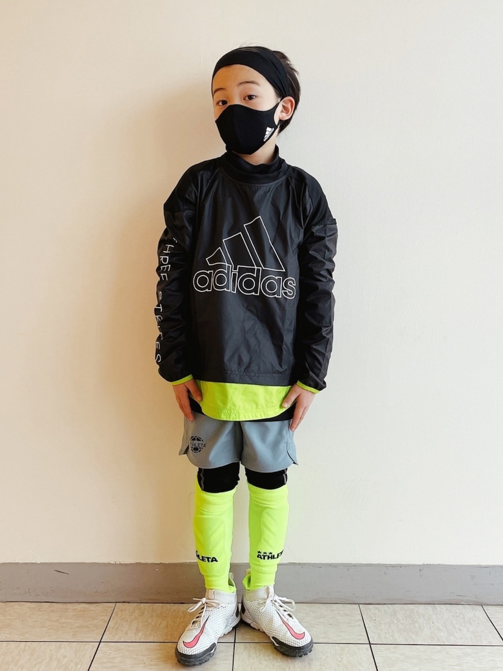 「adidas、マスク、アスレタ、ナイキ、サッカー」｜「adidasのフェイスカバー 3枚組（XS/Sサイズ）[FACE COVERS XS/S 3-PACK] アディダス（マスク、ブラック系）」を使った、eightmaaanさん（キッズ・130cm）の春コーディネートの1枚目の写真