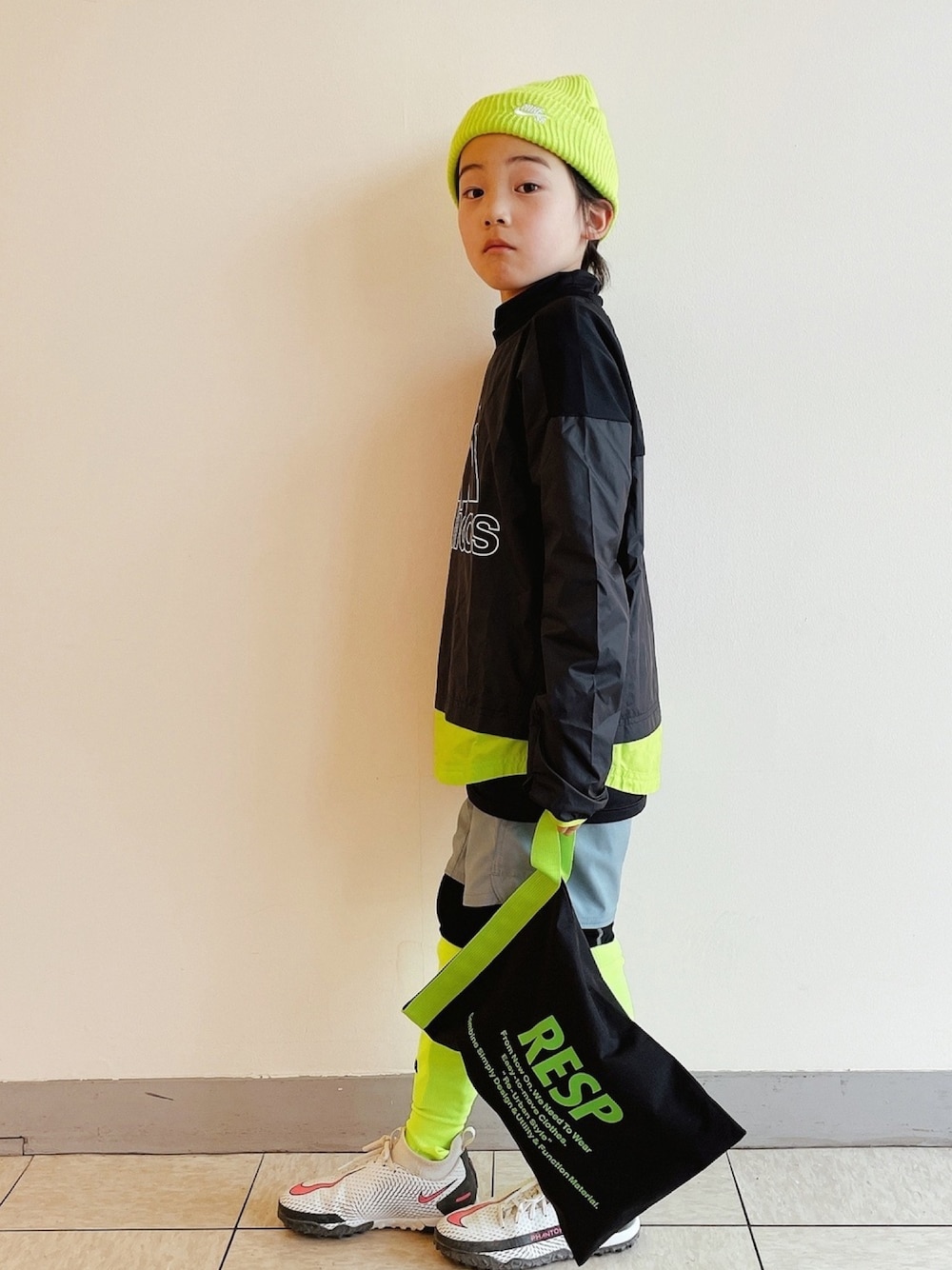 「サッカー、ニット帽、イエロー、ナイキ、adidas、RESP」｜「NIKEのナイキ SB スケートボード フィッシャーマン ビーニー / ニット帽 / NIKE（ニットキャップ/ビーニー、グリーン系）」を使った、eightmaaanさん（キッズ・130cm）の春コーディネートの1枚目の写真