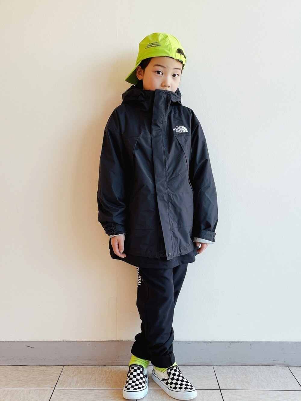 「キャップ、THE NORTH FACE、春アウター、スウェットパンツ、RESP、VANS、イエロー」｜「RE/SPのRE/SP Jet cap / アールイーエスピー ジェットキャップ（キャップ、グリーン系）」を使った、eightmaaanさん（キッズ・130cm）の春コーディネートの1枚目の写真
