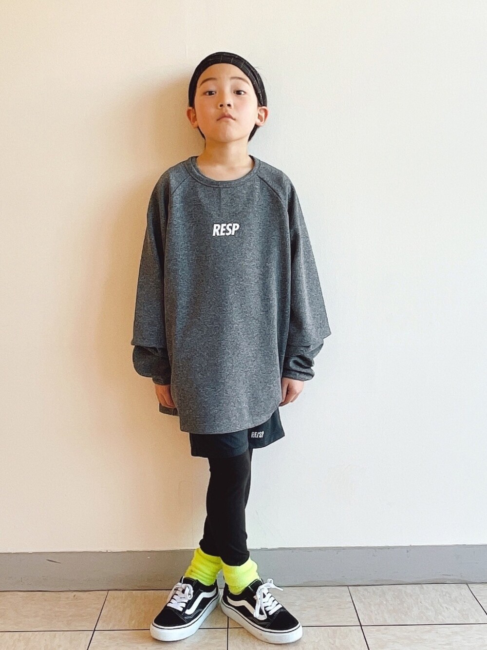 「RESP、レギンス、レイヤードスタイル、VANS」｜「RE/SPのRE/SP Practice Three-quarter sleeve Big Tee / アールイーエスピー プラクティス 7分袖ビッグTシャツ（Tシャツ/カットソー、グレー系）」を使った、eightmaaanさん（キッズ・130cm）の春コーディネートの1枚目の写真