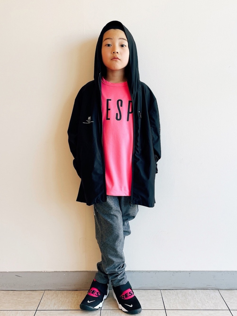 「ブルゾン、軽アウター、ピンク、グレー×ピンク、スウェットパンツ、RESP、ナイキ、エアリフト」｜「RE/SPのRE/SP RESP Logo Tee / アールイーエスピー アールイーエスピーロゴ Tシャツ（Tシャツ/カットソー、ピンク系）」を使った、eightmaaanさん（キッズ・130cm）の春コーディネートの1枚目の写真