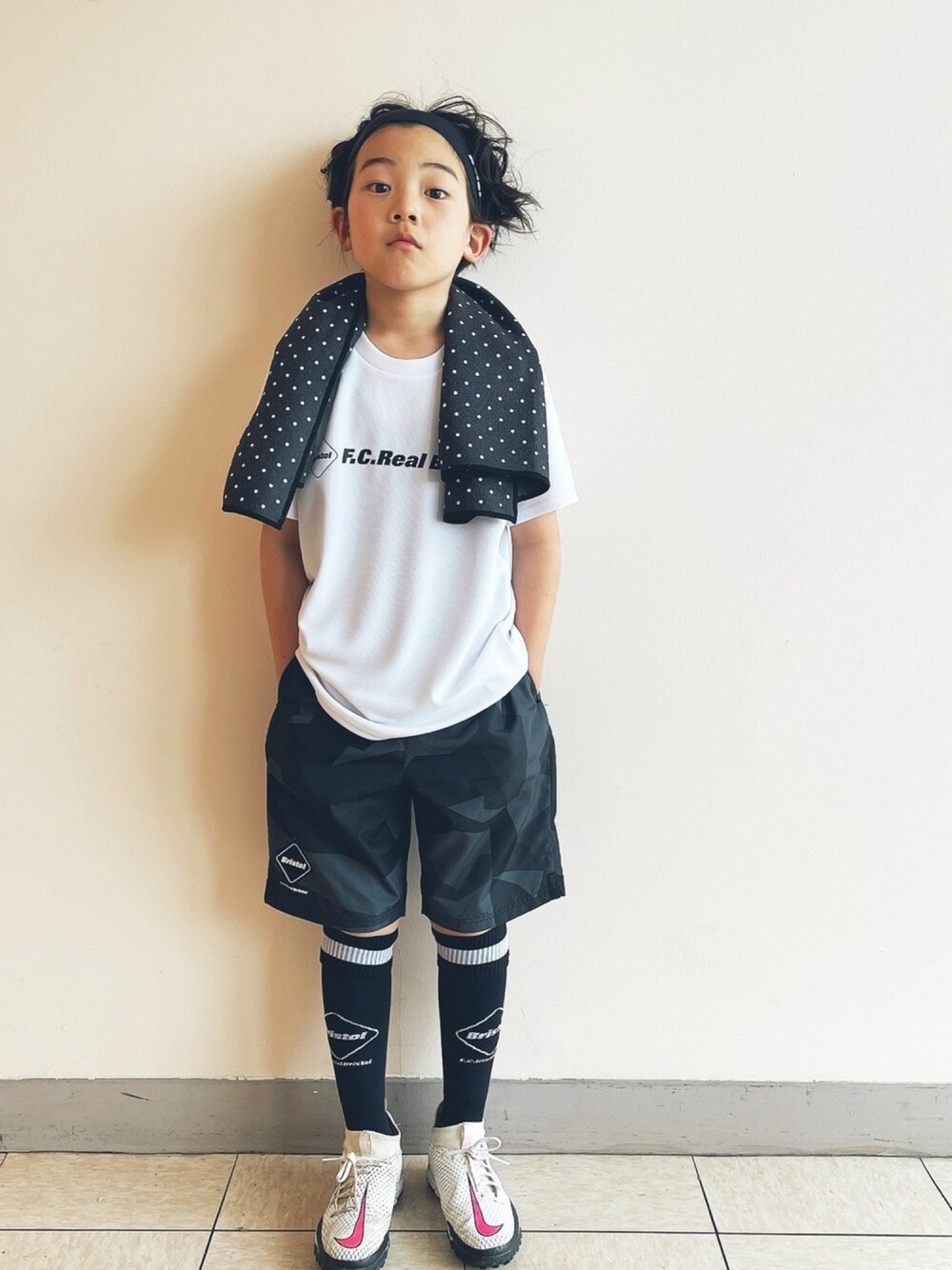 「F.C.R.B.、F.C.Real Bristol、サッカー、ナイキ、タオル、ヘアバンド」｜「F.C.Real Bristol for KidsのAUTHENTIC MESH TEE（Tシャツ/カットソー、ホワイト系）」を使った、eightmaaanさん（キッズ・132cm）の春コーディネートの1枚目の写真