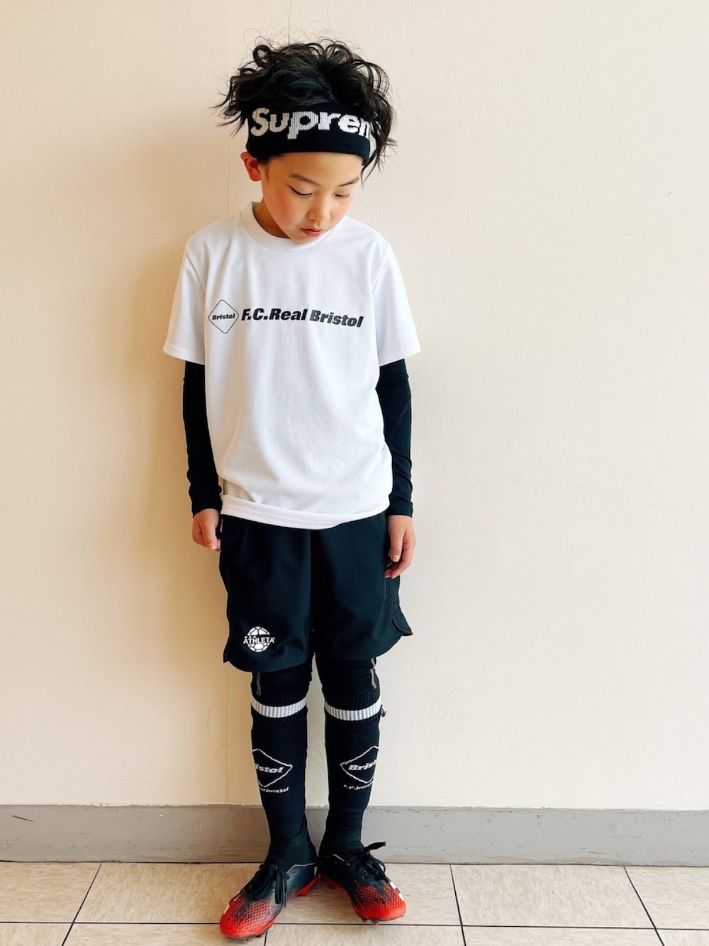 「ヘアバンド、シュプリーム、F.C.R.B.、F.C.Real Bristol、スポーツミックス、adidas」｜「F.C.Real Bristol for KidsのAUTHENTIC MESH TEE（Tシャツ/カットソー、ホワイト系）」を使った、eightmaaanさん（キッズ・132cm）の春コーディネートの1枚目の写真
