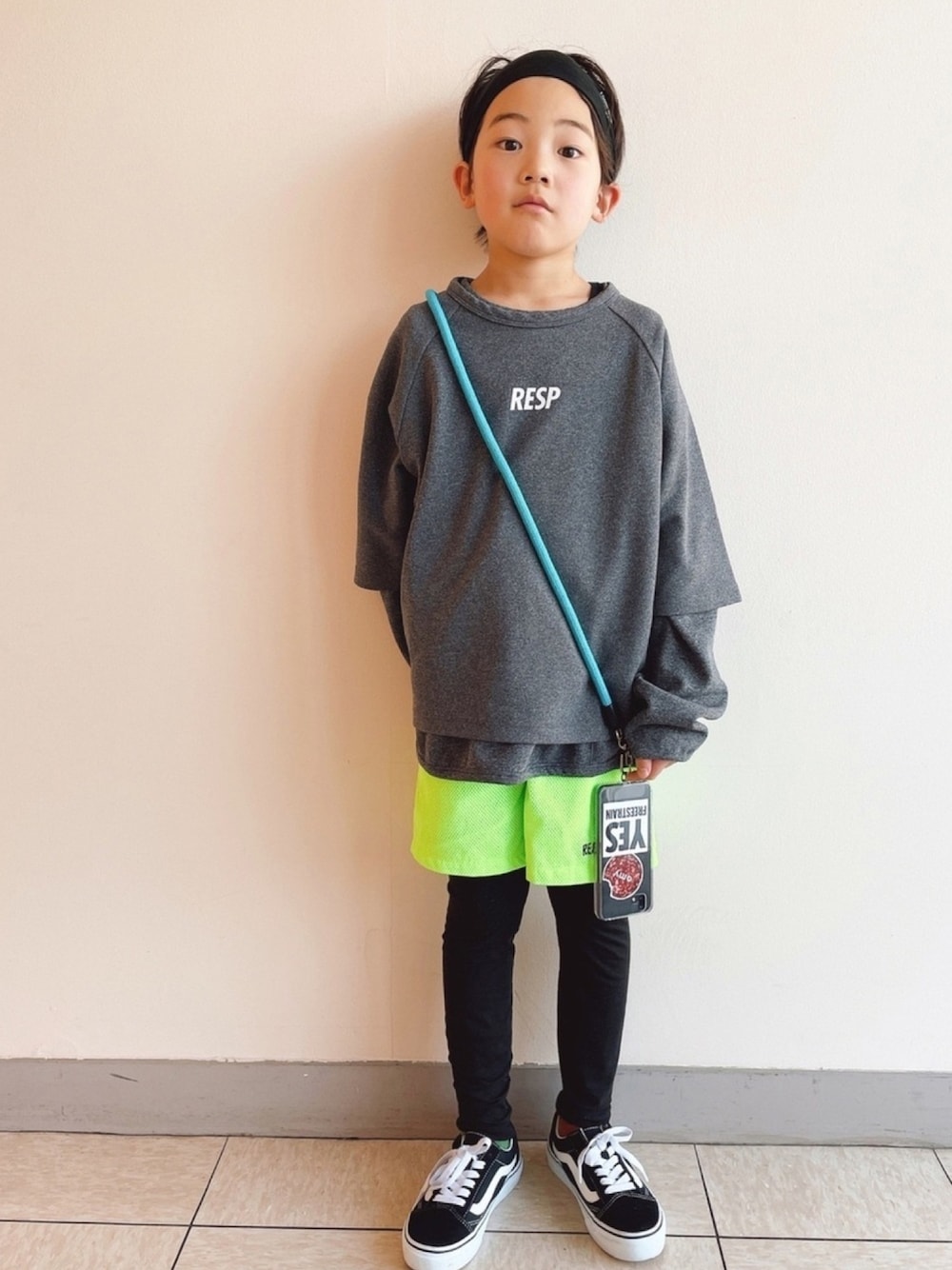 「RESP、イエロー、レギンス、レイヤードスタイル、VANS、YOSEMITE、Yosemitestrap」｜「RE/SPのRE/SP TEC L/S Tee / アールイーエスピー テックロングスリーブTシャツ（Tシャツ/カットソー、グレー系）」を使った、eightmaaanさん（キッズ・130cm）の冬コーディネートの1枚目の写真