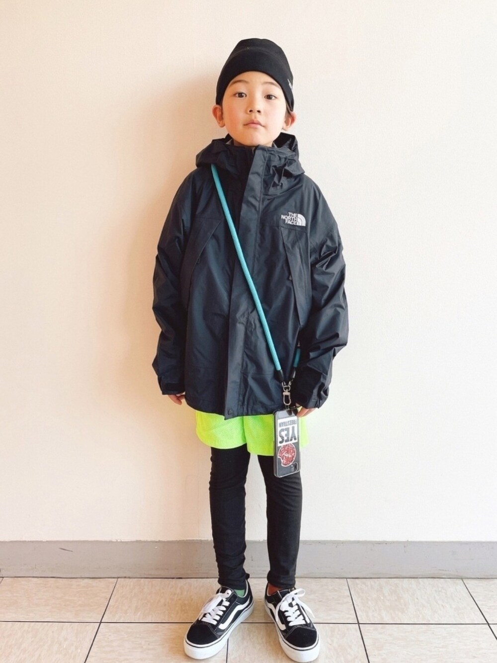 「THE NORTH FACE、春アウター、ブルゾン、イエロー、レギンス、VANS、YOSEMITE、Yosemitestrap」｜「THE NORTH FACEの◆THE NORTH FACE(ザノースフェイス) Dotshot JKT（ブルゾン、ブラック系）」を使った、eightmaaanさん（キッズ・130cm）の冬コーディネートの1枚目の写真
