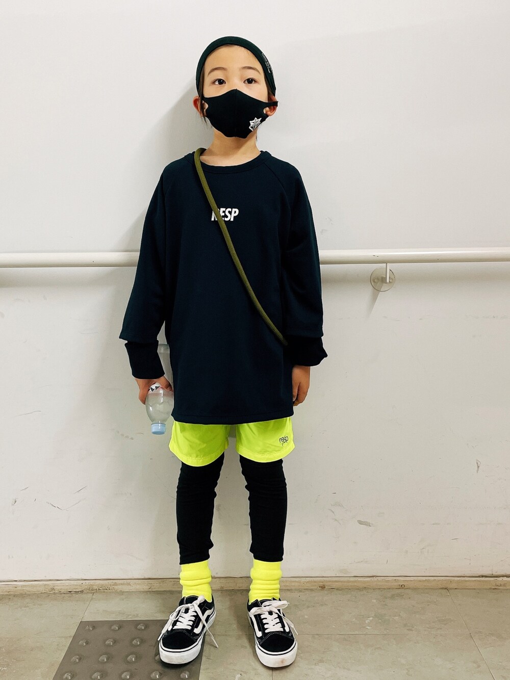 「ビタミンカラー、ゆるコーデ、ショートパンツ、レギンス、ヨセミテ、YOSEMITE、VANS、RESP」｜「RE/SPのRE/SP Practice Three-quarter sleeve Big Tee / アールイーエスピー プラクティス 7分袖ビッグTシャツ（Tシャツ/カットソー、ブラック系）」を使った、eightmaaanさん（キッズ・132cm）の春コーディネートの1枚目の写真