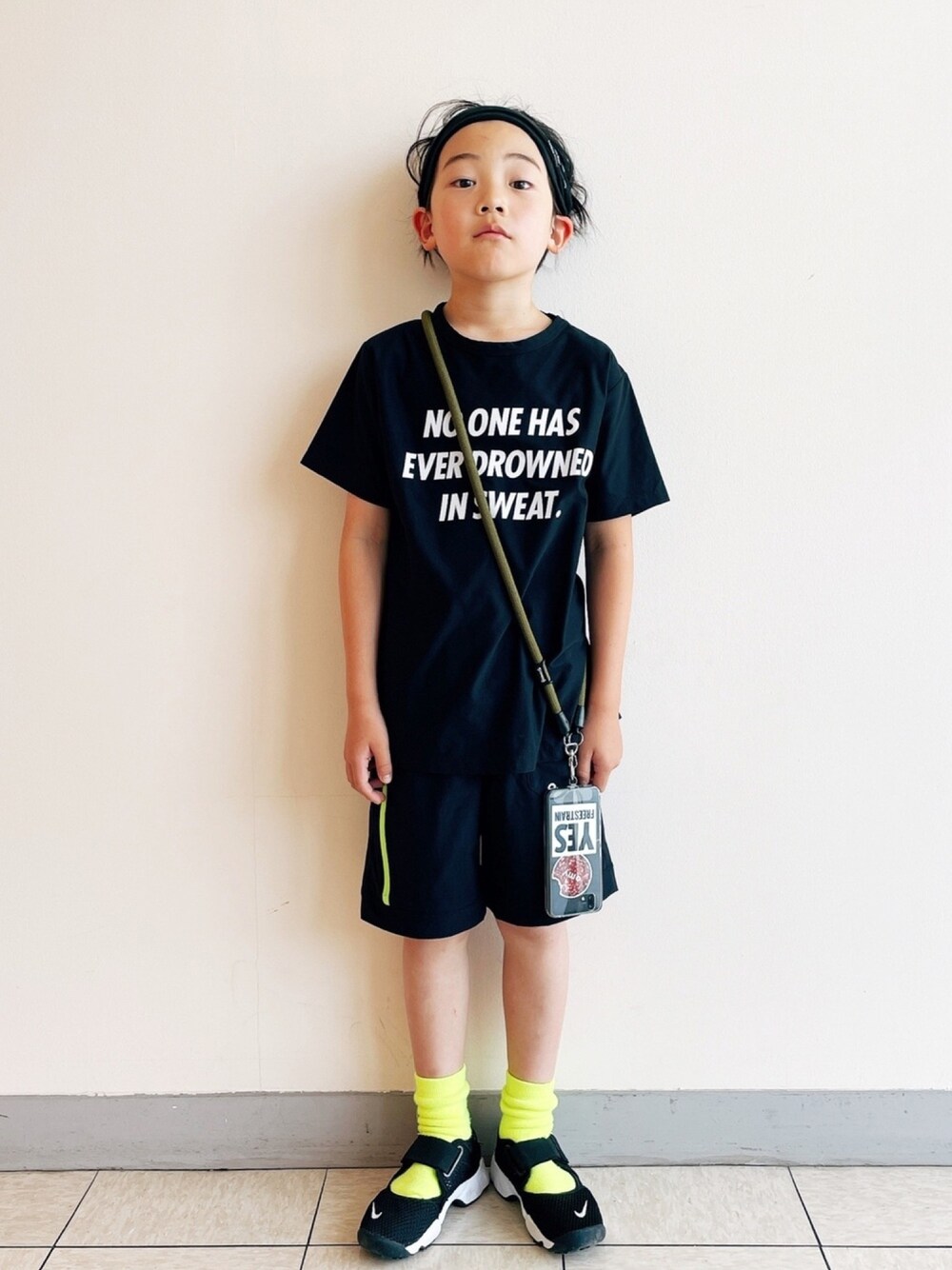 「ブラックコーデ、ヘアバンド、RESP、エアリフト、春夏コーデ」｜「RE/SPのRE/SP Message Tee / アールイーエスピー メッセージTシャツ（Tシャツ/カットソー、ブラック系）」を使った、eightmaaanさん（キッズ・132cm）の春コーディネートの1枚目の写真