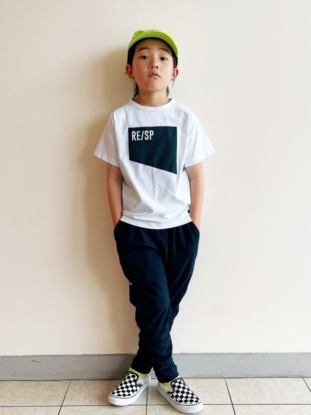「キャップ、イエロー、RESP、白Tシャツ、スウェットパンツ、VANS、スリッポン」｜「RE/SPのRE/SP Jet cap / アールイーエスピー ジェットキャップ（キャップ、グリーン系）」を使った、eightmaaanさん（キッズ・130cm）の春コーディネートの1枚目の写真