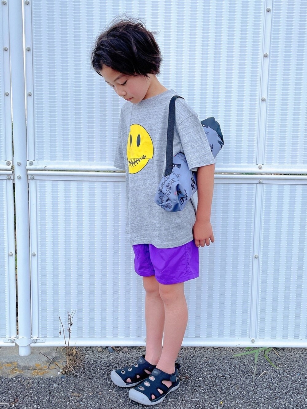 「Tシャツ、ショートパンツ、キッズファッション、休日スタイル、カジュアル、FREAK’Ｓ STORE、THEPARKSHOP、サンダル、keen」｜「THE PARK SHOPのTHE PARK SHOP:BROKEN SMILE TEE(95～145cm)（Tシャツ/カットソー、グレー系）」を使った、eightmaaanさん（キッズ・132cm）の春コーディネートの1枚目の写真