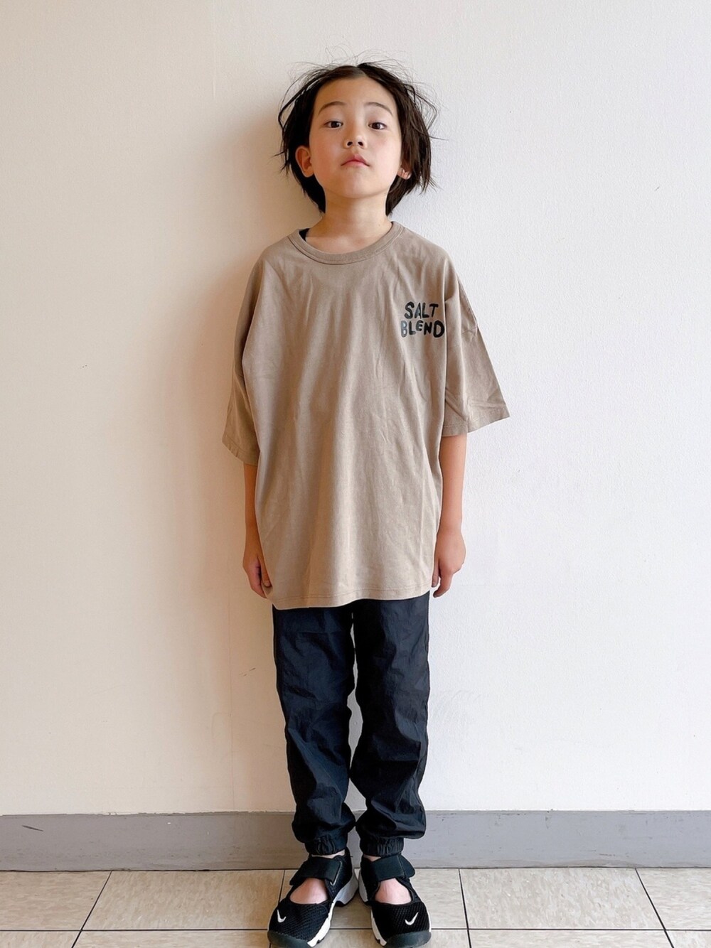 「Tシャツ、ロゴT、エアリフト、ナイキ」｜「こども ビームスのSALT BLEND / フィグーラ ロゴ ショートスリーブ Tシャツ 21（130～160㎝）（Tシャツ/カットソー、ブラウン系）」を使った、eightmaaanさん（キッズ・132cm）の夏コーディネートの1枚目の写真