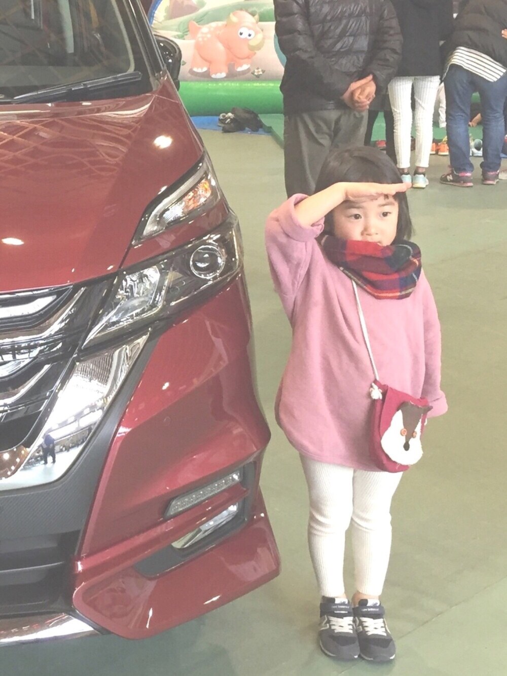 「4歳、女の子、キッズコーデ、シンプル、韓国子供服、monmimi、くすみピンク、レギンス、スヌード、スニーカー」｜「CIAOPANIC TYPYのフェイクムートンコート（ムートンコート、ベージュ系）」を使った、s_e__a_m⑅◡̈*さん（キッズ・110cm）の冬コーディネートの1枚目の写真