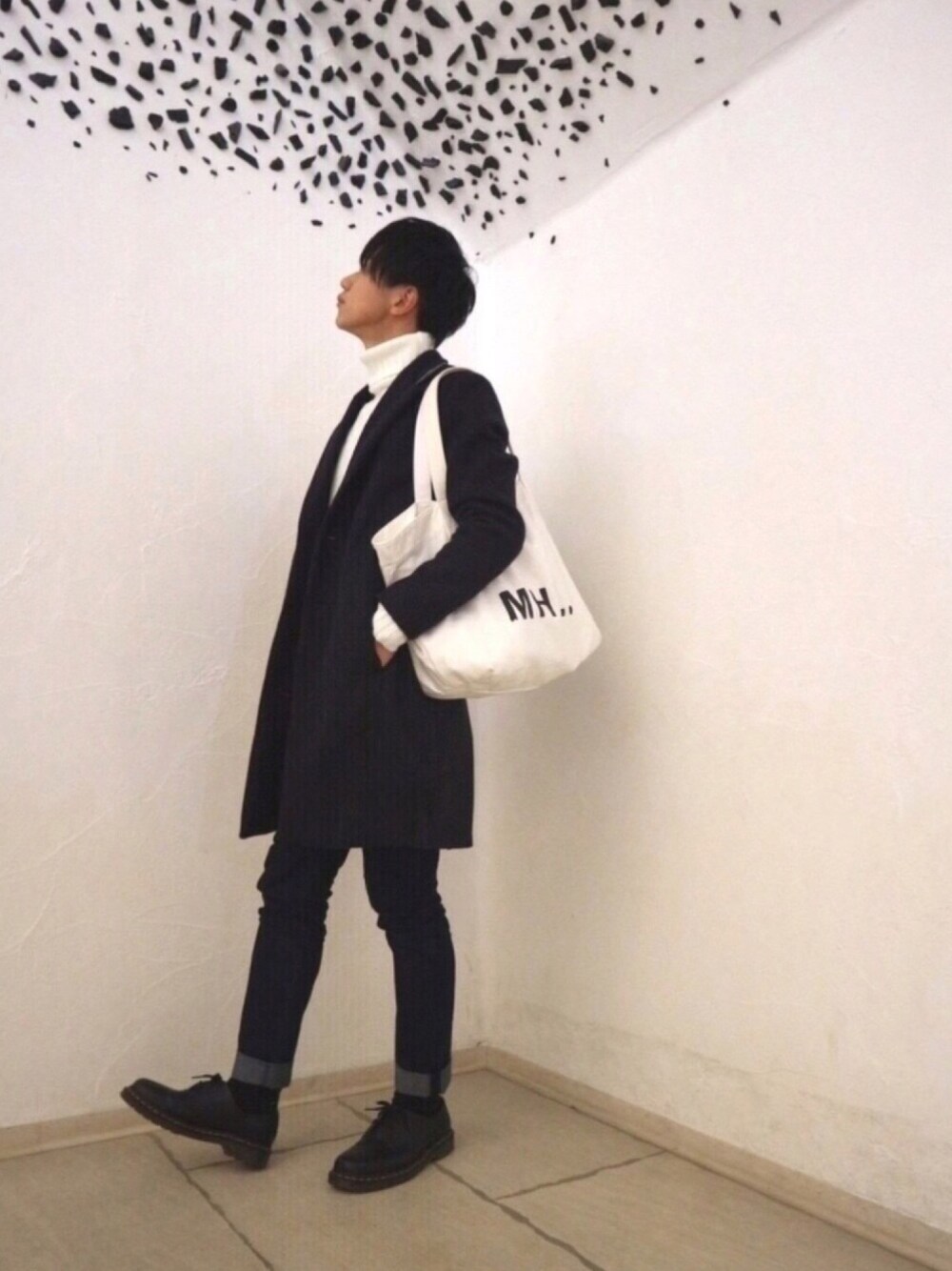 ホワイト系のニット/セーター、ブルー系のチェスターコート、ホワイト系のトートバッグを着用したメンズの秋コーディネートの1枚目の写真