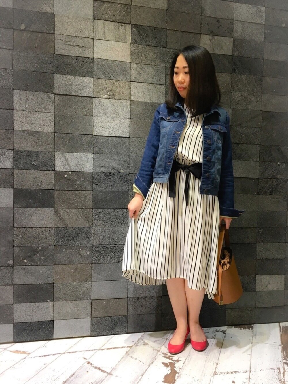 「denim、大人カジュアル、ワンピース、Gジャン、ストライプ、きれいめカジュアル、パンプス、春コーデ」｜「INTERPLANETのBASICカットデニム（デニムジャケット、ブルー系）」を使った、じゅんさん（レディース・150cm）の冬コーディネートの1枚目の写真