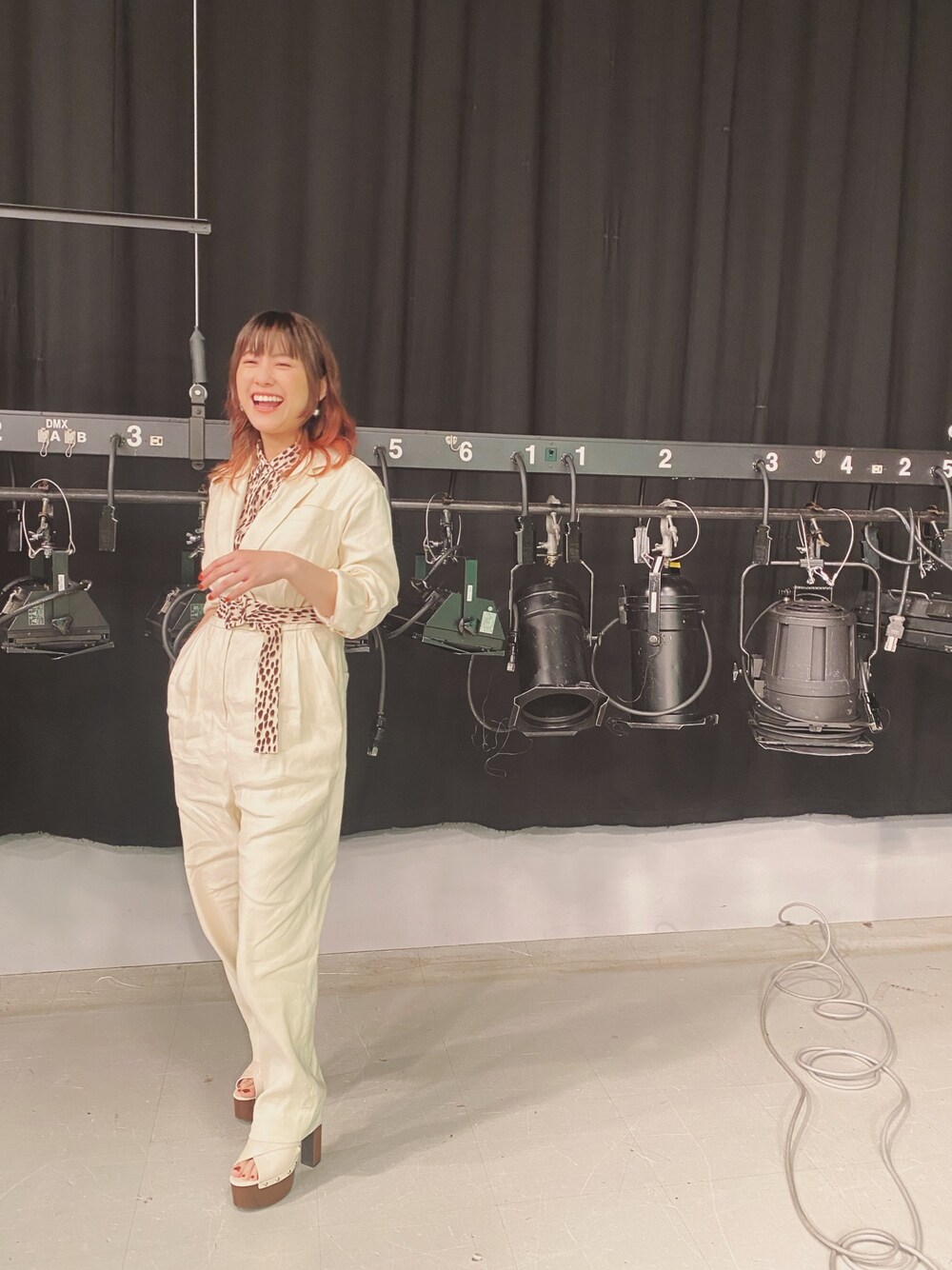 「SLY、R&E」｜「SLYのCORDUROY CLASSIC JUNP SUITS（つなぎ/オールインワン、ベージュ系）」を使った、IMALUさん（レディース・150cm）の夏コーディネートの1枚目の写真