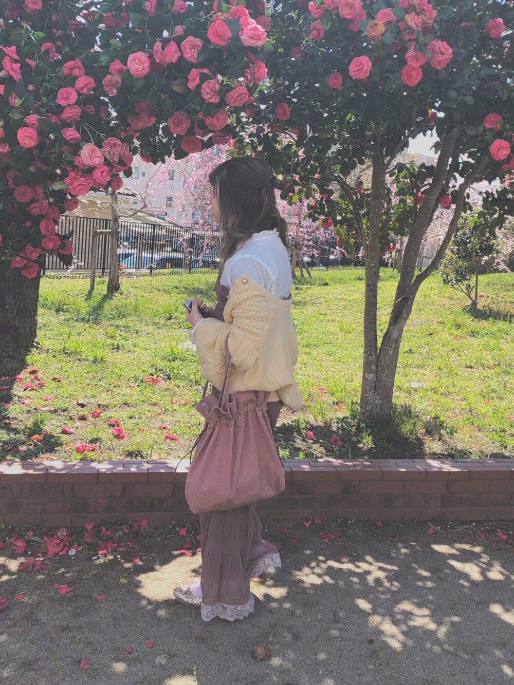 「お花見、お花見コーデ、サロペット、甘めコーデ、ピンク」｜「one after another NICE CLAUPのヴィンテージ風サロペット（サロペット/オーバーオール、ブラウン系）」を使った、ゅぃさん（レディース・154cm）の春コーディネートの1枚目の写真