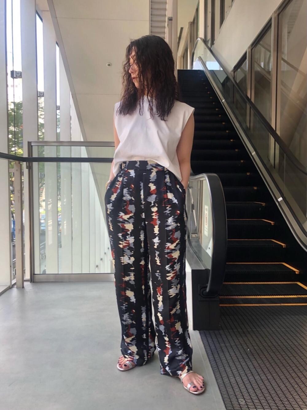 ブルー系のその他パンツ、シルバー系のサンダル、ホワイト系のタンクトップを着用したレディースの春コーディネートの1枚目の写真