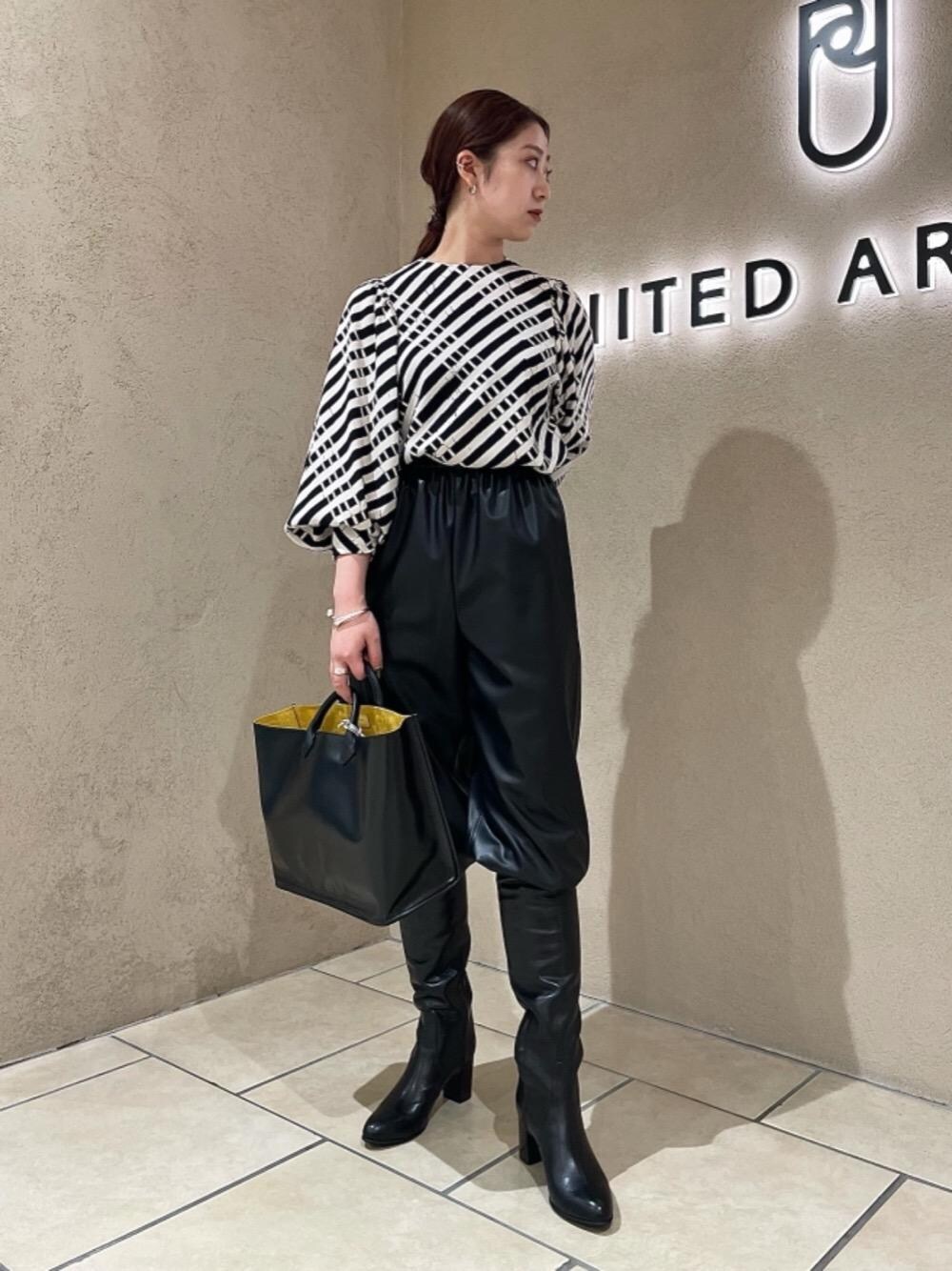 ブラック系のその他パンツ、ブラック系のブーツ、ブラック系のシャツ/ブラウスを着用したレディースの夏コーディネートの1枚目の写真