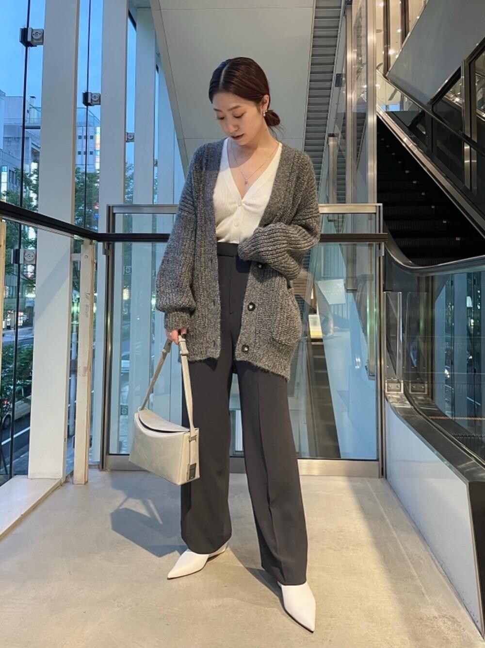 その他のカーディガン/ボレロ、グレー系のその他パンツ、グレー系のショルダーバッグを着用したレディースの夏コーディネートの1枚目の写真