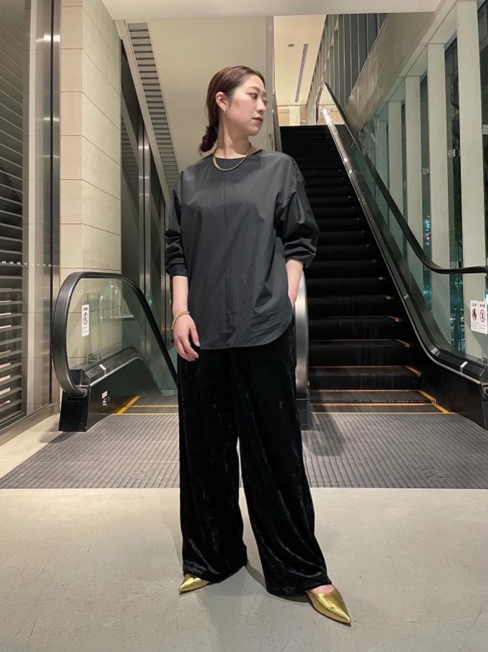 ブラック系のシャツ/ブラウス、ゴールド系のパンプス、ブラック系のその他パンツを着用したレディースの夏コーディネートの1枚目の写真