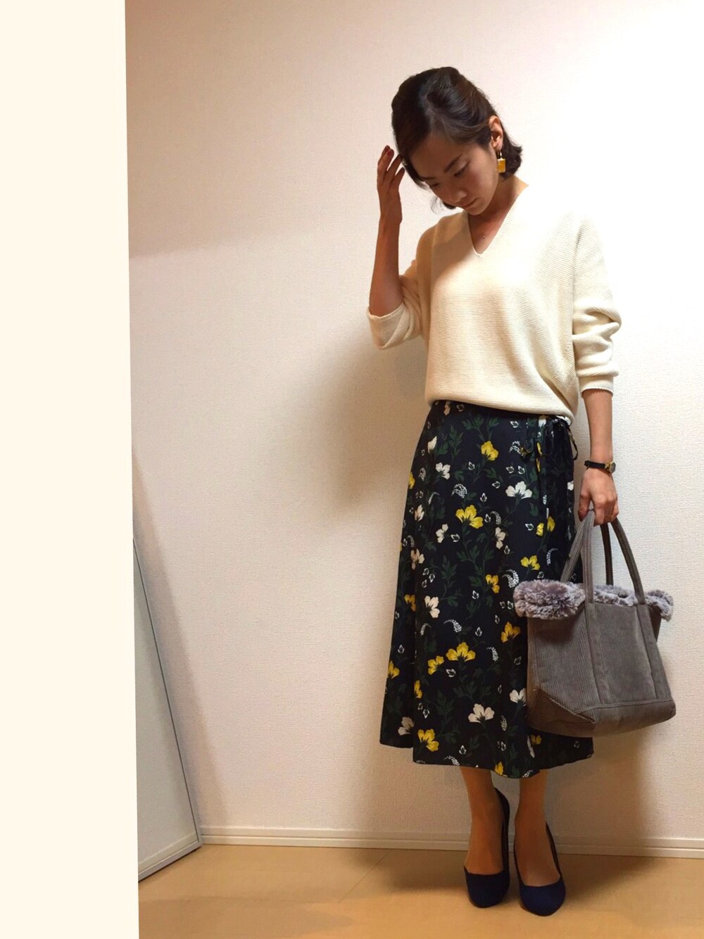 「秋のコーデ、花柄」｜「UNIQLOのコクーンシルエットVネックセーター（7分袖）（ニット/セーター、ホワイト系）」を使った、✴︎Saso✴︎さん（レディース・158cm）の秋コーディネートの1枚目の写真