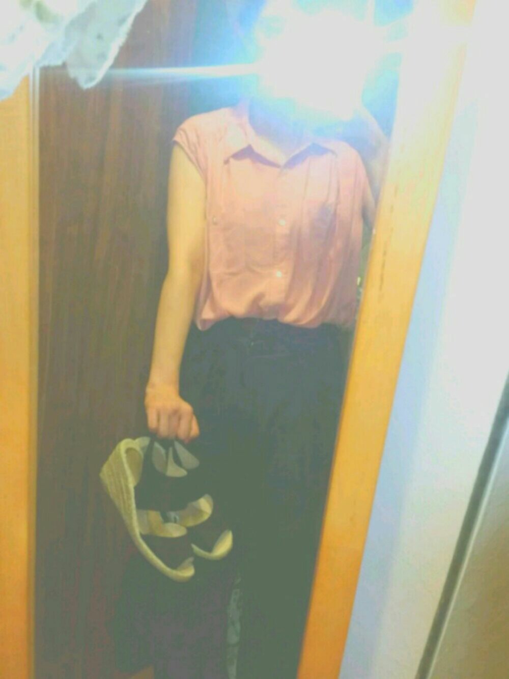 ピンク系のシャツ/ブラウス、ブルー系のデニムパンツ、ブラック系のサンダルを着用したレディースの夏コーディネートの1枚目の写真