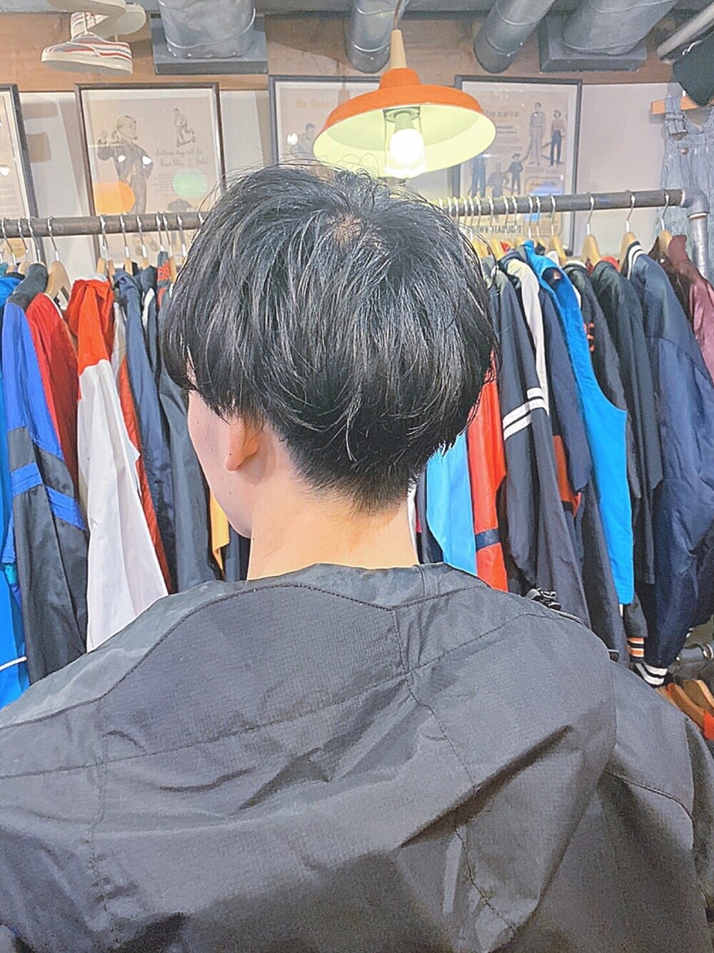 ブラック系のマウンテンパーカーを着用したメンズの夏コーディネートの1枚目の写真