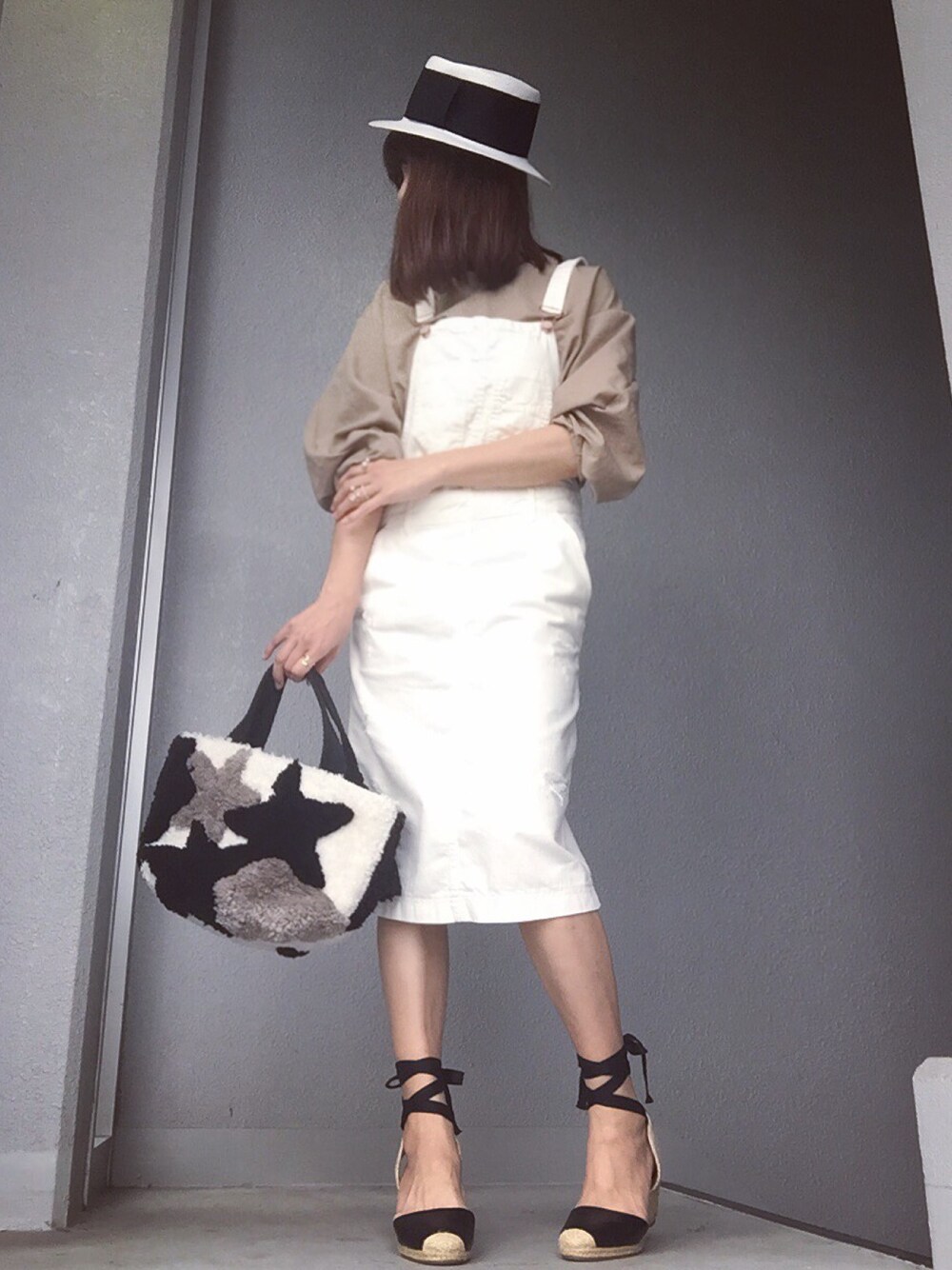 「休日スタイル、シンプル、カジュアルコーデ、オトナ女子、ZARA、サロペット、カンカン帽、ママコーデ、雨の日コーデ」｜「MURUAの【CASUAL】ﾜｲﾄﾞﾃｰﾌﾟｶﾝｶﾝ帽（ハット、ホワイト系）」を使った、cheryさん（レディース・156cm）の春コーディネートの1枚目の写真