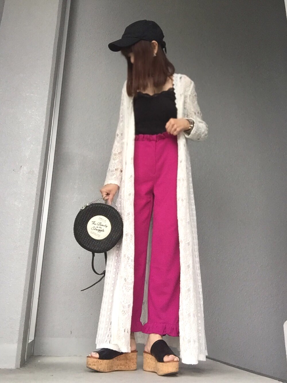 ホワイト系のワンピース、ブラック系のTシャツ/カットソー、パープル系のその他パンツを着用したレディースの春コーディネートの1枚目の写真