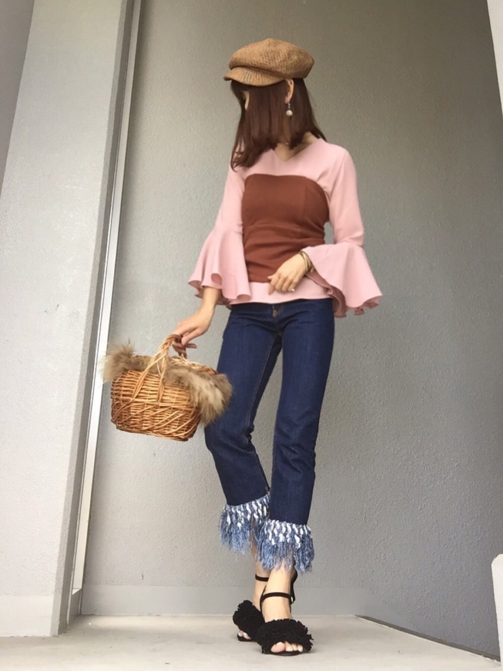 「オトナカジュアル、ootd、ビスチェ、ママコーデ、ピンク×ブラウン、フリンジデニム、かごバッグ、ファー小物、キャスケット」｜「titivateのアイテム（キャスケット、ブラウン系）」を使った、cheryさん（レディース・156cm）の春コーディネートの1枚目の写真