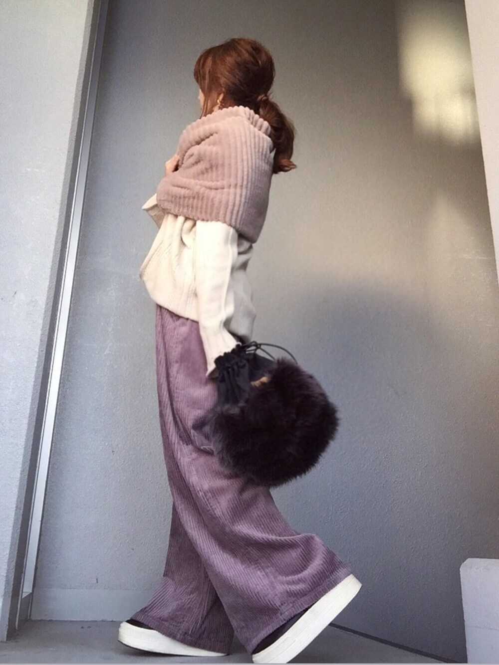 「カジュアルコーデ、コーデュロイパンツ、パンツスタイル、ママファッション、ママコーデ、スヌード、冬コーデ、ニット、白」｜「Grandeirのアイテム（ニット/セーター、ホワイト系）」を使った、cheryさん（レディース・156cm）の冬コーディネートの1枚目の写真