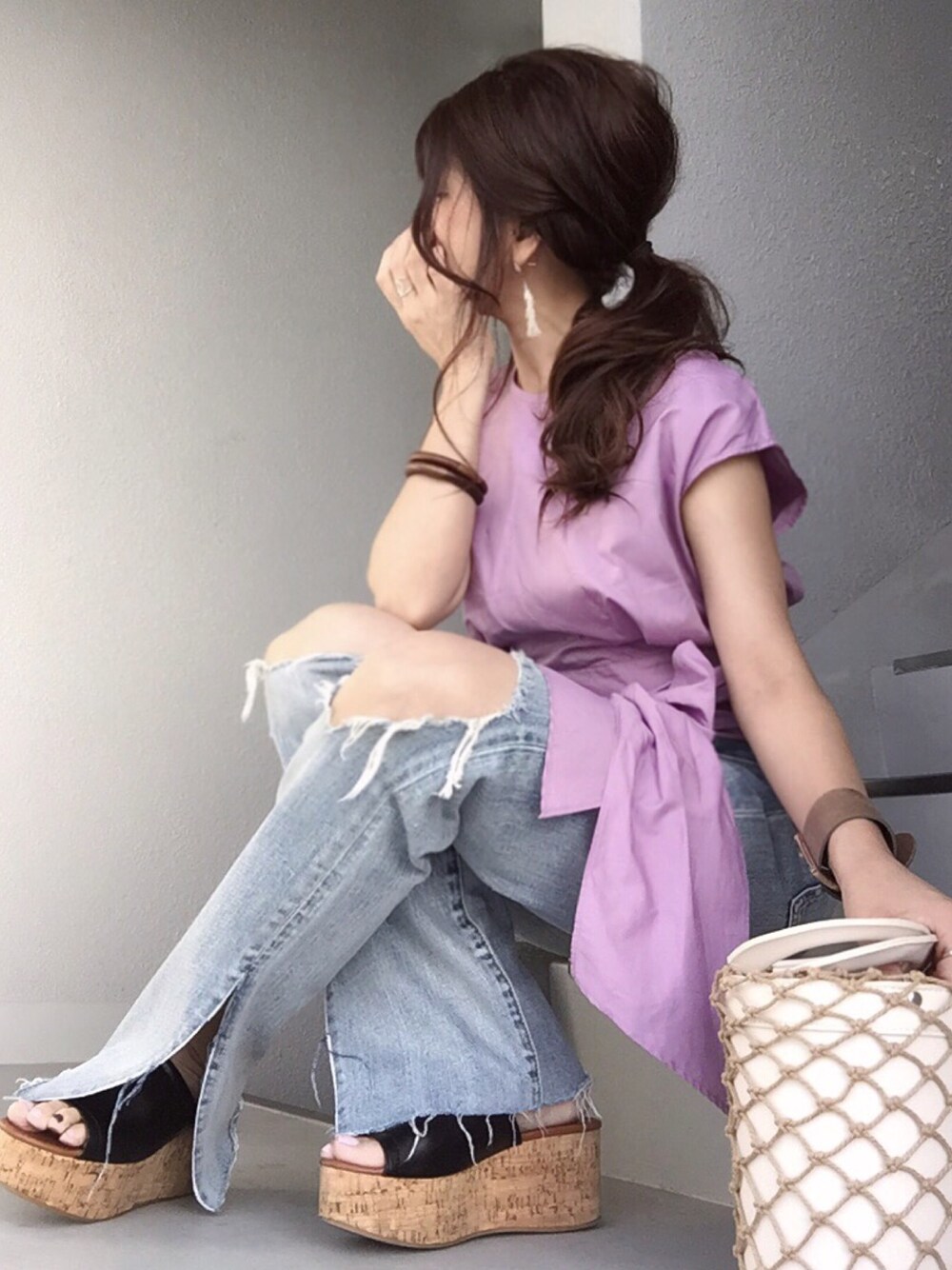 パープル系のシャツ/ブラウス、ブルー系のデニムパンツ、ホワイト系のバッグを着用したレディースの秋コーディネートの1枚目の写真